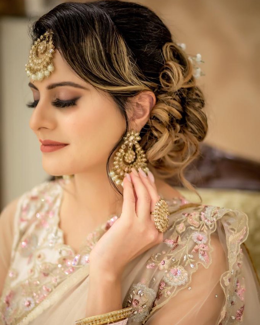 LADIESSS! Slots for all 2022/2023 bridal and 2022 non-bridal bookings are currently open! Secure a booking for your next event via the link in my bio.

———————————————————————————
In frame @nishassaini 
Pro photo by @manbirphotography 
Gorgeous outfit @lashkaraa
Bangles @sakhicollectionau
Jewellery @ethnicandaazjewellery
Lashes @jm.lashesofficial 

———————————————————————————
❗️1:1 Personal Makeup Lessons Now Available. Enquire via the website in bio for more information.
———————————————————————————
#makeupartistsydney  #sydneymakeupartist #sydneymakeupartists  #100wattskin #glowyskin #partymakeup  #maccosmetics #glammakeup #smokeyliner #indiandesigners #lashkara #reelsindia #guestmakeup #weddingguest #indianmakeupartist #saree 
 #indianbride #esteelauder #dewyskin #indianfashion #toptags #motd #esteelauderfoundation #glameyes #ootd #lilacsaree #brighteyes #instafashion #eyemakeup #glameyes